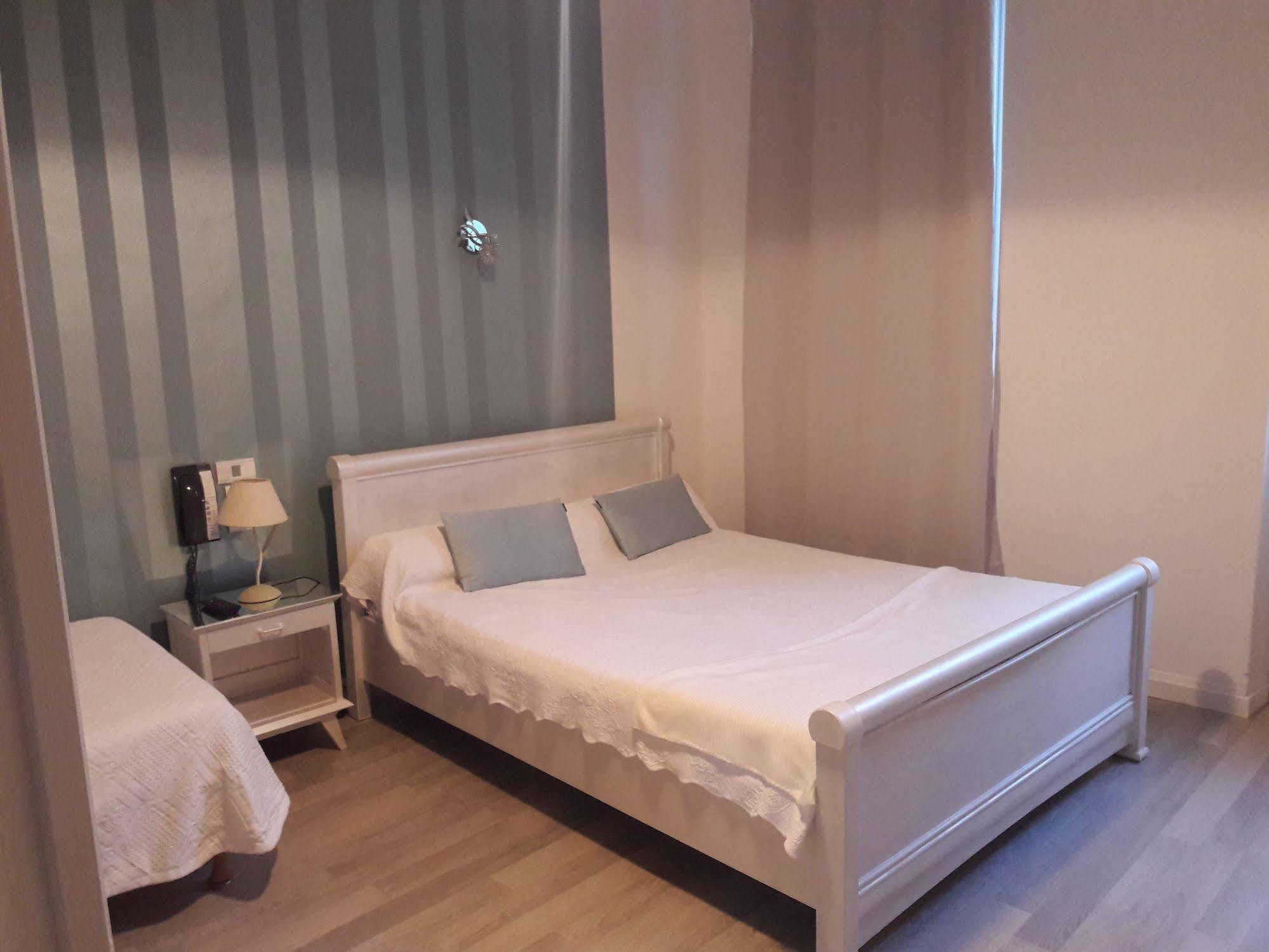 Hotel" La Tour De L'Horloge " Rivesaltes Ngoại thất bức ảnh
